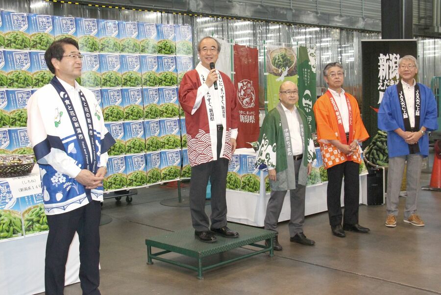 【写真】県産枝豆の魅力を仲卸業者らにアピールする花角英世知事＝7月23日、東京都大田区