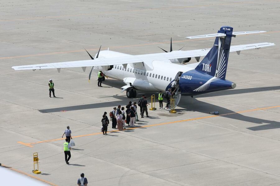 【写真】トキエアの機体に乗り込む丘珠線の利用者。経営安定のためには各路線で利用促進が求められる＝新潟空港