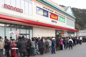 【写真】開店をめがけて約４００人が列をなした広島可部店＝１１月２３日、広島市