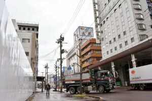 【写真】増築するホテルニューグリーンプラザ（右）と、東横インのビジネスホテル建設地（左）＝長岡市城内町２