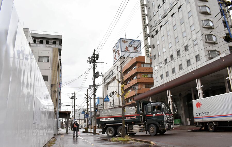 【写真】増築するホテルニューグリーンプラザ（右）と、東横インのビジネスホテル建設地（左）＝長岡市城内町２