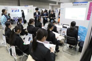 【写真】２０２６年春卒業予定の学生向けに開かれた合同会社説明会＝３月１日、新潟市中央区