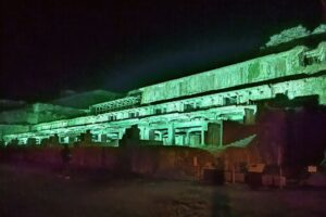 【写真】色鮮やかな明かりに照らされた北沢浮遊選鉱場跡＝佐渡市相川北沢町