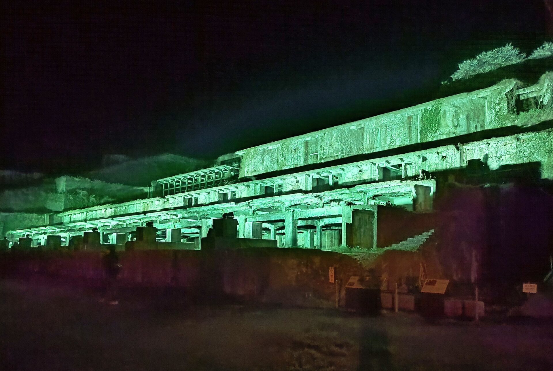 【写真】色鮮やかな明かりに照らされた北沢浮遊選鉱場跡＝佐渡市相川北沢町