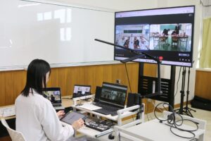 【写真】遠隔教育配信センターからの授業の様子＝４月２８日、新潟市東区