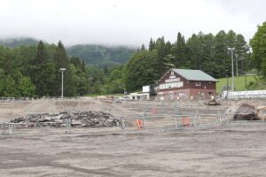 【写真】シックスセンシズ妙高が建設される妙高杉ノ原スキー場第１駐車場。アスファルトの撤去作業が行われている＝５月２２日、妙高市杉野沢