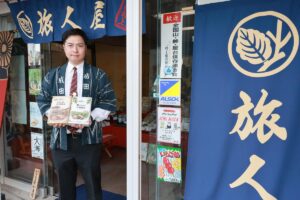 【写真】商店街に設けた旅人屋のアンテナショップと、代表の河村雄大さん＝村上市大町