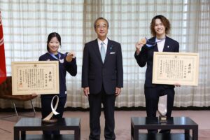 【写真】県民栄誉賞を受賞した中井亜美選手（左）と山田琉聖選手＝１１日、県庁