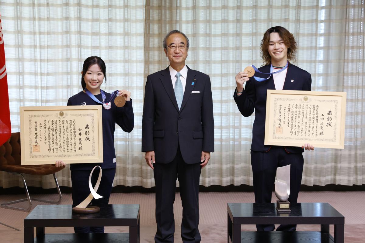 【写真】県民栄誉賞を受賞した中井亜美選手(左)と山田琉聖選手=11日、県庁