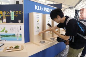 【写真】新潟空港に設置された、蛇口から日本酒が出るブース＝１９日、新潟市東区