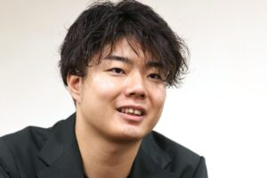 【写真】日本版「３０ＵＮＤＥＲ３０」に選ばれたプロッセルＨＤの横山和輝さん＝アオーレ長岡