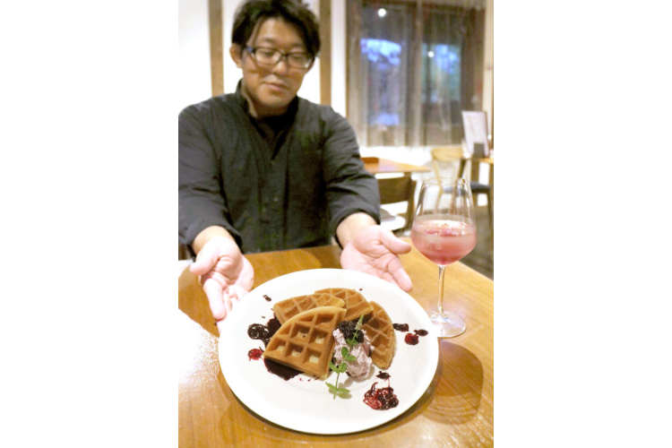 【写真】山café一歩が自家製の果物シロップを使って開発した新メニュー=田上町川船河
