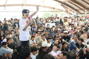 【写真】全国から集まった子どもたちと交流する「けえ【島育ち】」さん＝３日、佐渡市両津湊