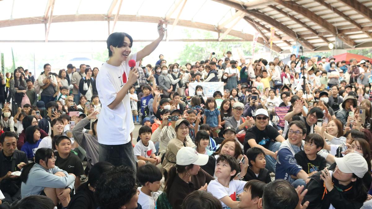 【写真】全国から集まった子どもたちと交流する「けえ【島育ち】」さん＝３日、佐渡市両津湊