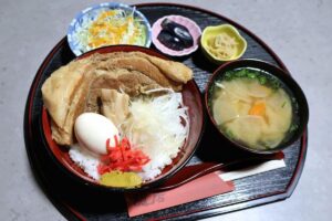 【写真】和ｄｉｎｉｎｇ隠居で提供する本気丼「一本角煮丼」＝南魚沼市門前