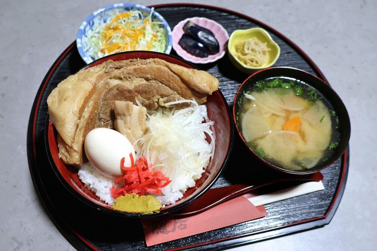 【写真】和ｄｉｎｉｎｇ隠居で提供する本気丼「一本角煮丼」＝南魚沼市門前